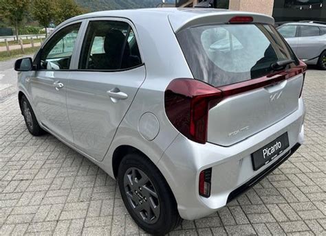 Kia Picanto su strada in Piemonte