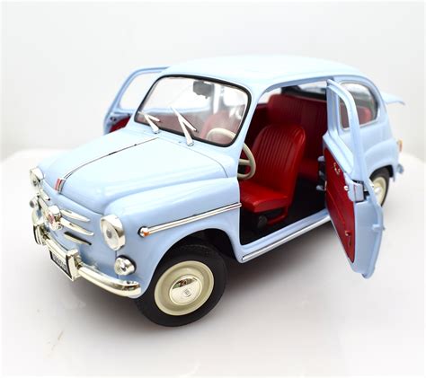 Modellino in scala di un'auto d'epoca