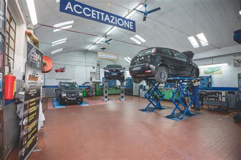 Insegna di un'officina specializzata in elaborazioni auto