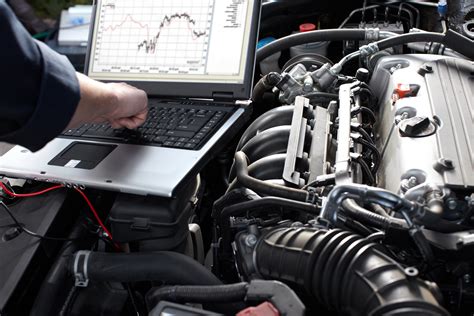Officina meccanica con strumenti di diagnosi computerizzata