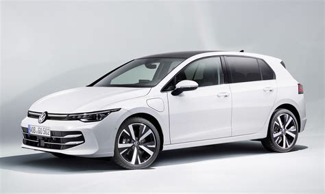 Dettagli interni ed esterni della Volkswagen Golf con accessori di design