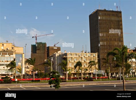 Grattacieli moderni e baracche a Luanda