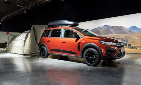 Dacia Jogger con allestimento camperizzato e tenda posteriore