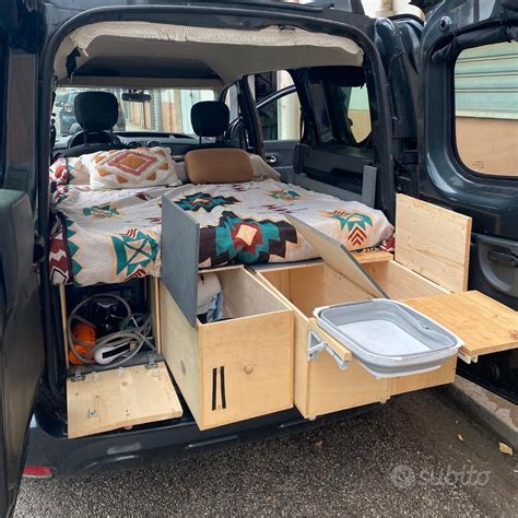Layout interno di un Dacia Dokker camperizzato con zona cucina e letto