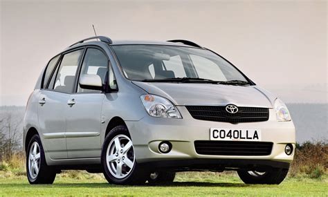 Cruscotto Toyota Corolla Verso 2002 con unità radio in evidenza