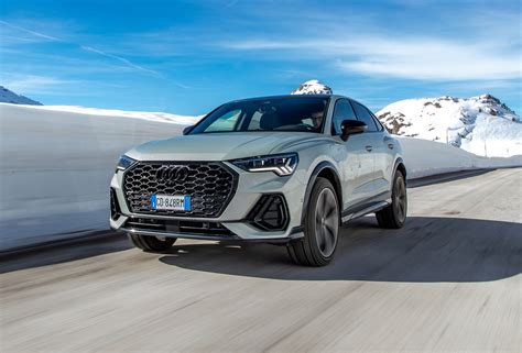 Audi Q3 45 TFSI e su strada di montagna