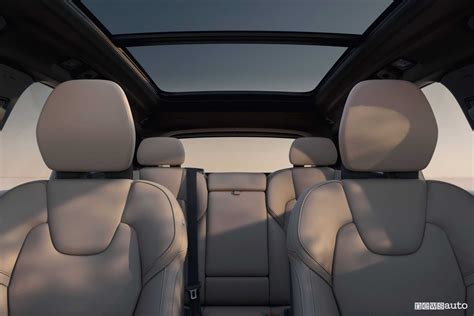 Interni della Volvo XC60 D3 con tetto panoramico
