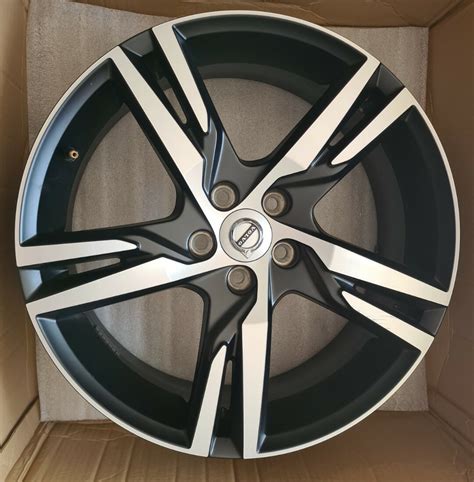 Volvo XC60 D3 con cerchi in lega da 22 pollici