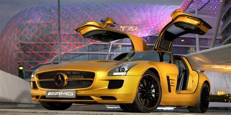 Mercedes-Benz SLS AMG con portiere ad ali di gabbiano aperte