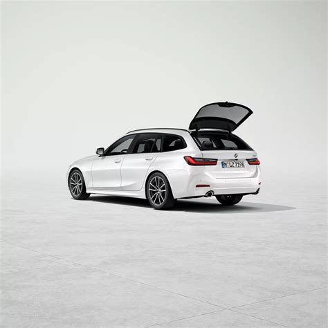 BMW Serie 3 Touring in un paesaggio panoramico