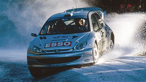 Peugeot 206 WRC in azione su sterrato