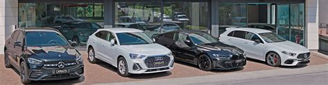 Concessionaria auto multimarca con veicoli esposti