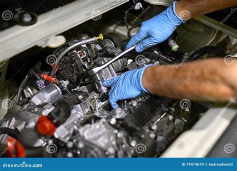 Meccanico che lavora su un motore in officina