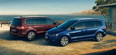 Volkswagen Sharan parcheggiata in un contesto familiare