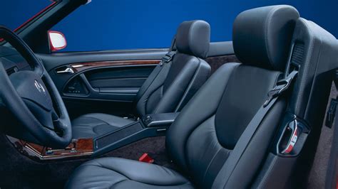 Interni della Mercedes SL R129 con sedili in magnesio