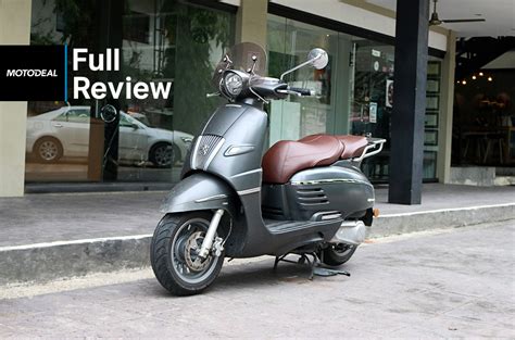 Primo piano dei freni a disco di uno scooter Peugeot Django 150