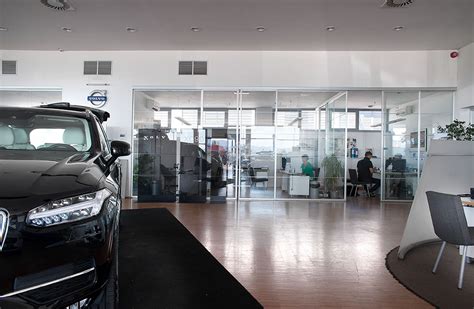 Interno moderno di una concessionaria Ford