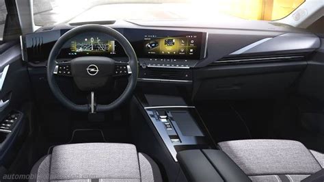Interno Opel Astra H con cruscotto parzialmente smontato