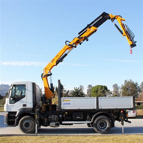 Autocarro con gru Effer in azione