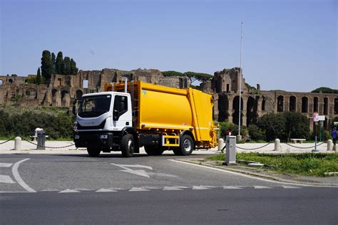 Camion per la raccolta rifiuti con allestimento specifico