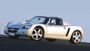 Opel Speedster in azione su strada tortuosa