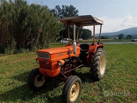 Motore di un trattore Fiat d'epoca in fase di manutenzione
