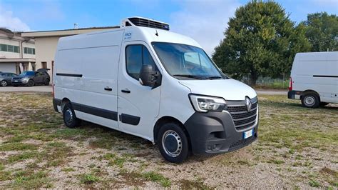 Veicoli commerciali Renault Master II in una fabbrica
