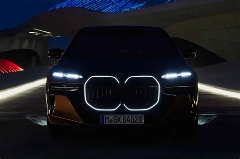 BMW X7 frontale con griglia illuminata