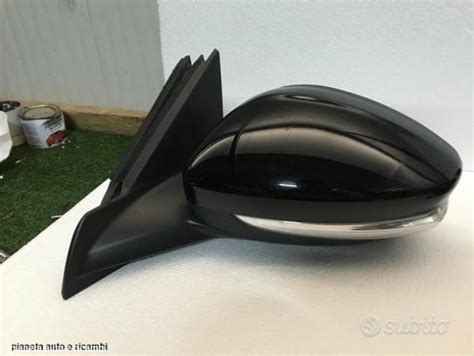 Dettaglio specchietto retrovisore Opel Corsa OPC