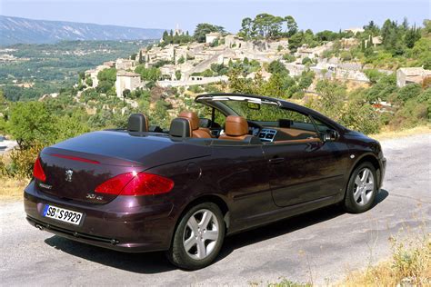 Peugeot 307 CC in movimento con tetto aperto