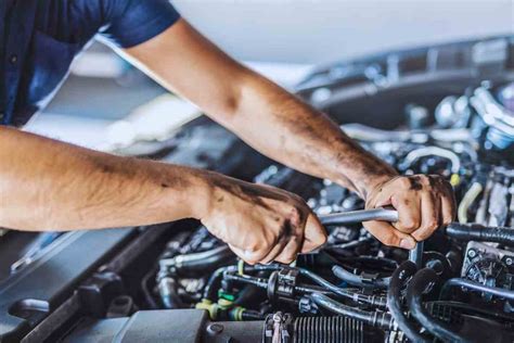 Immagine di un meccanico che ispeziona il tetto di una Peugeot 307 CC