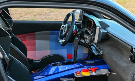 Interni della Renault 5 Turbo 3E con freno a mano verticale