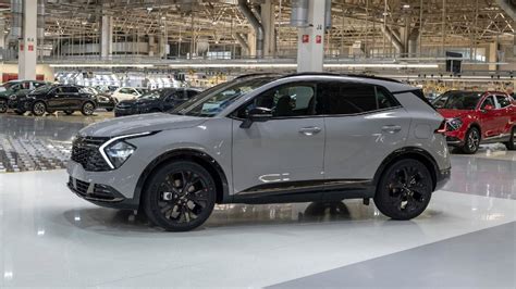 Dettagli degli inserti cromati scuri e finiture nero lucido sulla Kia Sportage Special Edition
