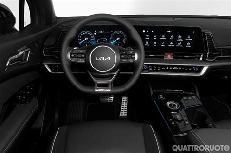 Interni della Kia Sportage con doppi schermi da 12.3 pollici e dettagli premium
