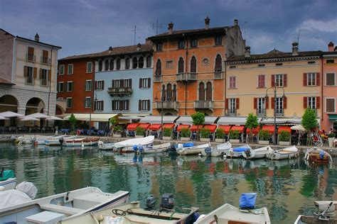 Panorama di Desenzano del Garda con il lago