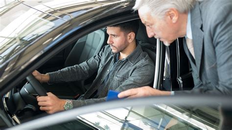 Persona che ispeziona un'auto usata