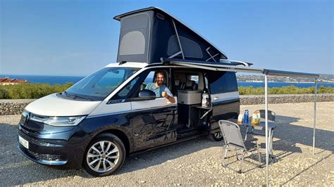 Volkswagen California in viaggio al tramonto