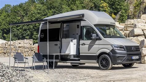 Volkswagen Grand California in un paesaggio montano