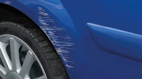 Comparazione tra graffi piccoli e danni estesi sulla carrozzeria