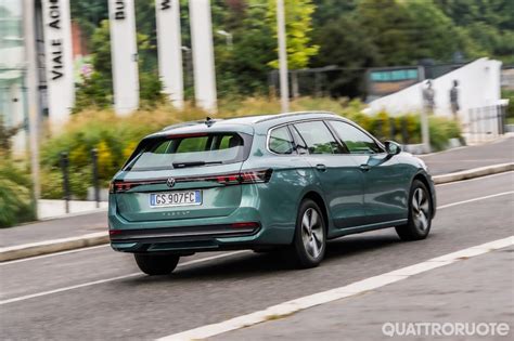 Volkswagen Passat B8 in movimento su strada panoramica