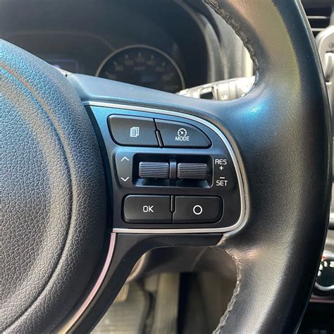 Pulsanti al volante per il cruise control