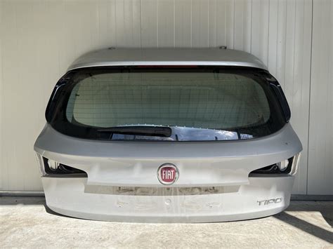 Vista posteriore della Fiat Tipo con portellone in vetroresina