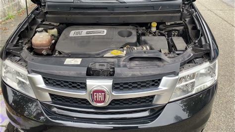 Interno vano motore Fiat Freemont con evidenziata la posizione del pannello fusibili