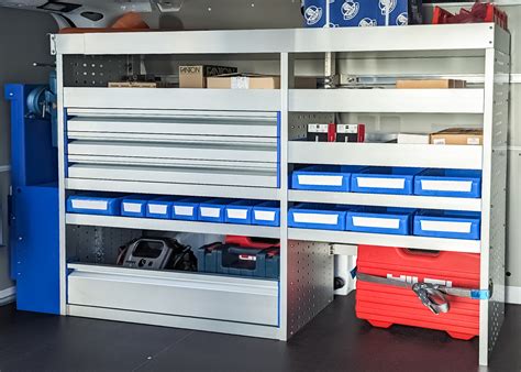 Esempio di allestimento interno con scaffali e cassettiere