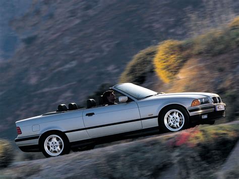 BMW Serie 3 E36 Cabriolet in movimento