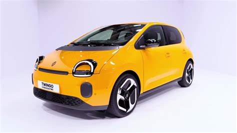 Renault Twingo Giallo Mango in città