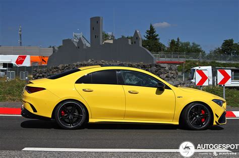 Mercedes CLA 45 AMG in azione su pista