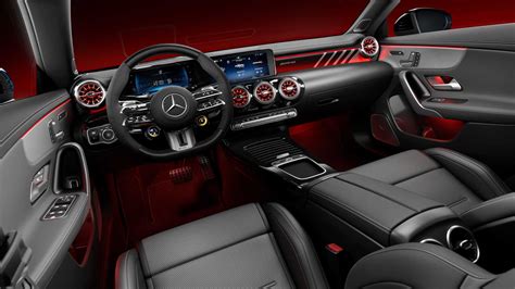 Interni della Mercedes CLA 45 AMG con MBUX e sedili sportivi