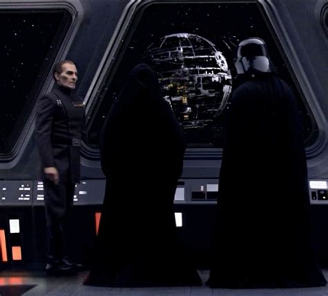 Darth Vader e l'Imperatore Palpatine supervisionano la costruzione della Morte Nera