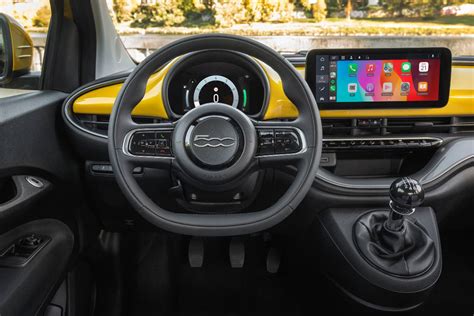Interni tecnologici di una Fiat 500 moderna con display centrale
